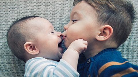 Niño y bebe juntos