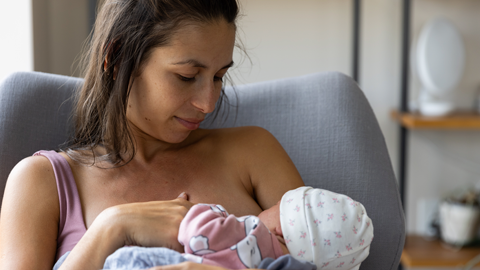 Mamá ofreciendo lactancia materna a bebé.