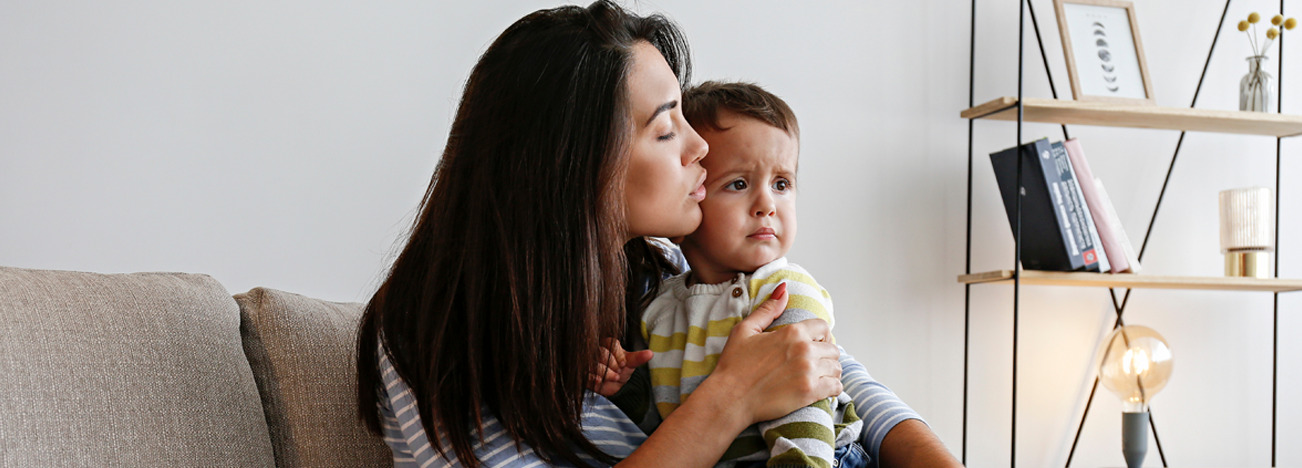 Mamá consolando a su hijo mientras él aun sigue llorando.