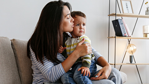 Mamá consolando a su hijo mientras él aun sigue llorando.