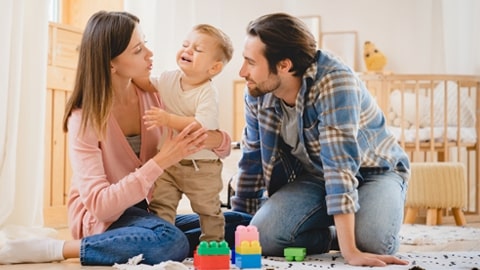 Mamá y papá viendo a su hijo como está haciendo berrinche.