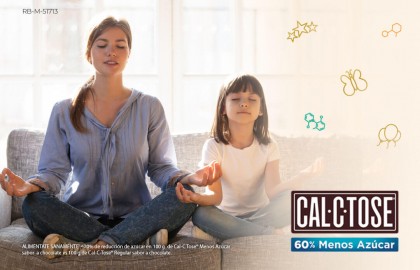 Mamá e hija practicando yoga