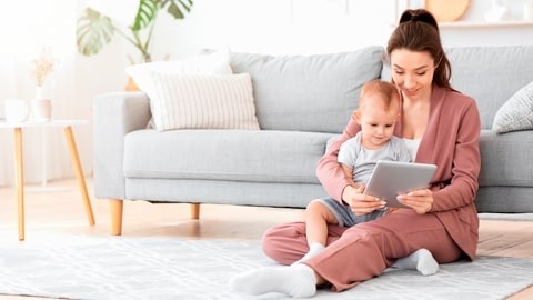 mamá mostrando una tablet a su bebé